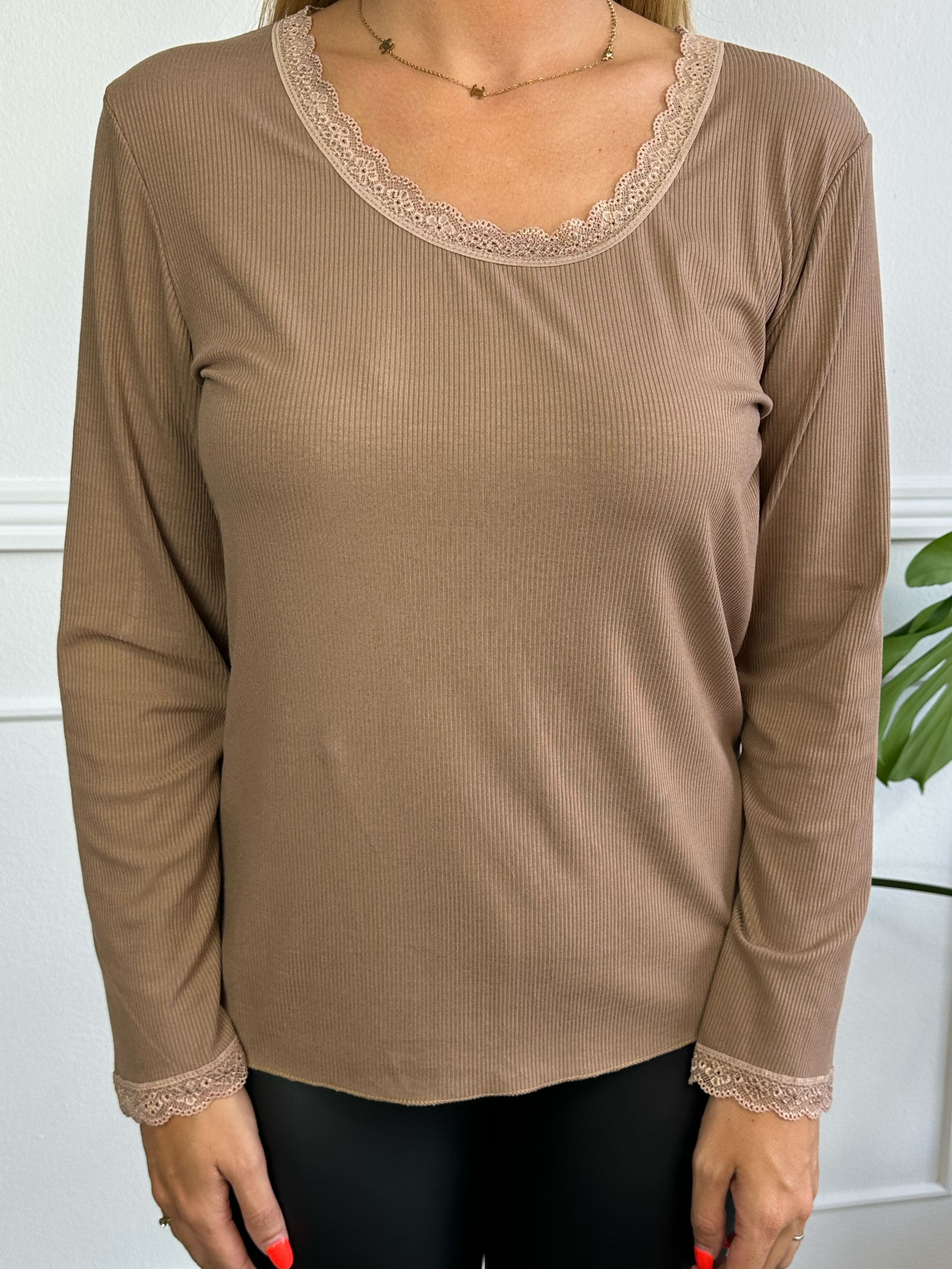 Ibina Long Sleeve - Söt blus med veck och spetskant
